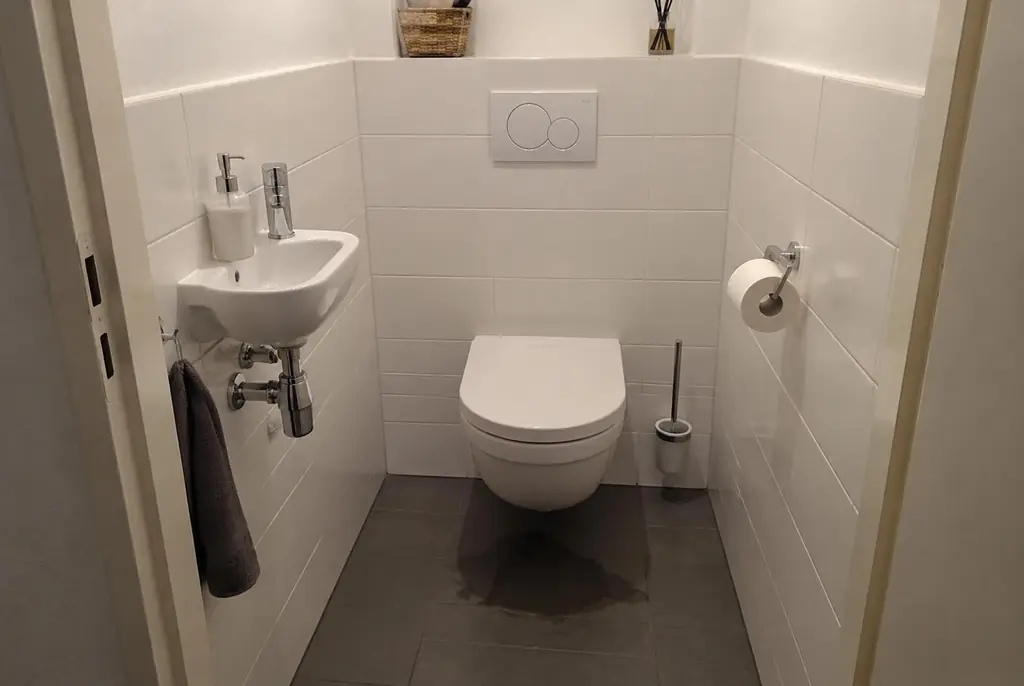 Lekdetectie Dronten – natte vloer bij een toilet