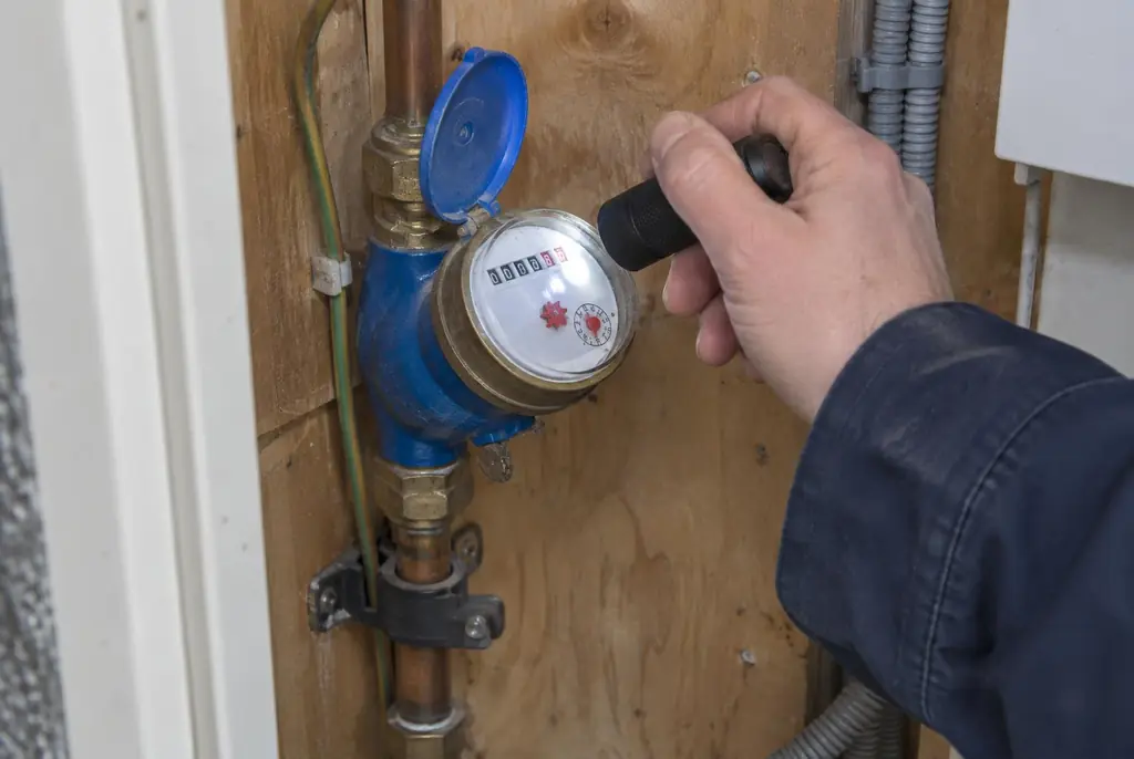 Lekdetectie Dronten – watermeter in de meterkast controleren met een zaklamp
